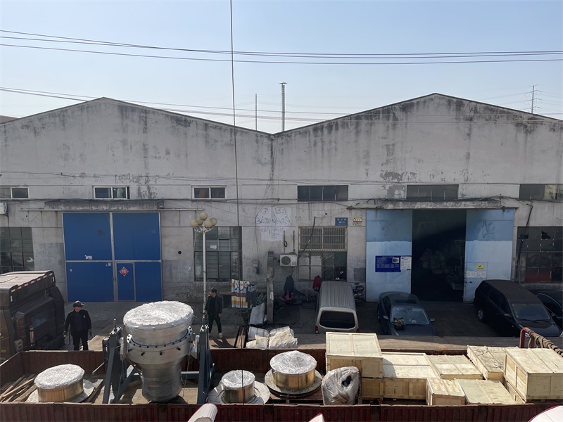 2021年4月20日，發(fā)往黑龍江哈爾濱的1000口徑HDPE實(shí)壁管材生產(chǎn)線(xiàn)裝車(chē)